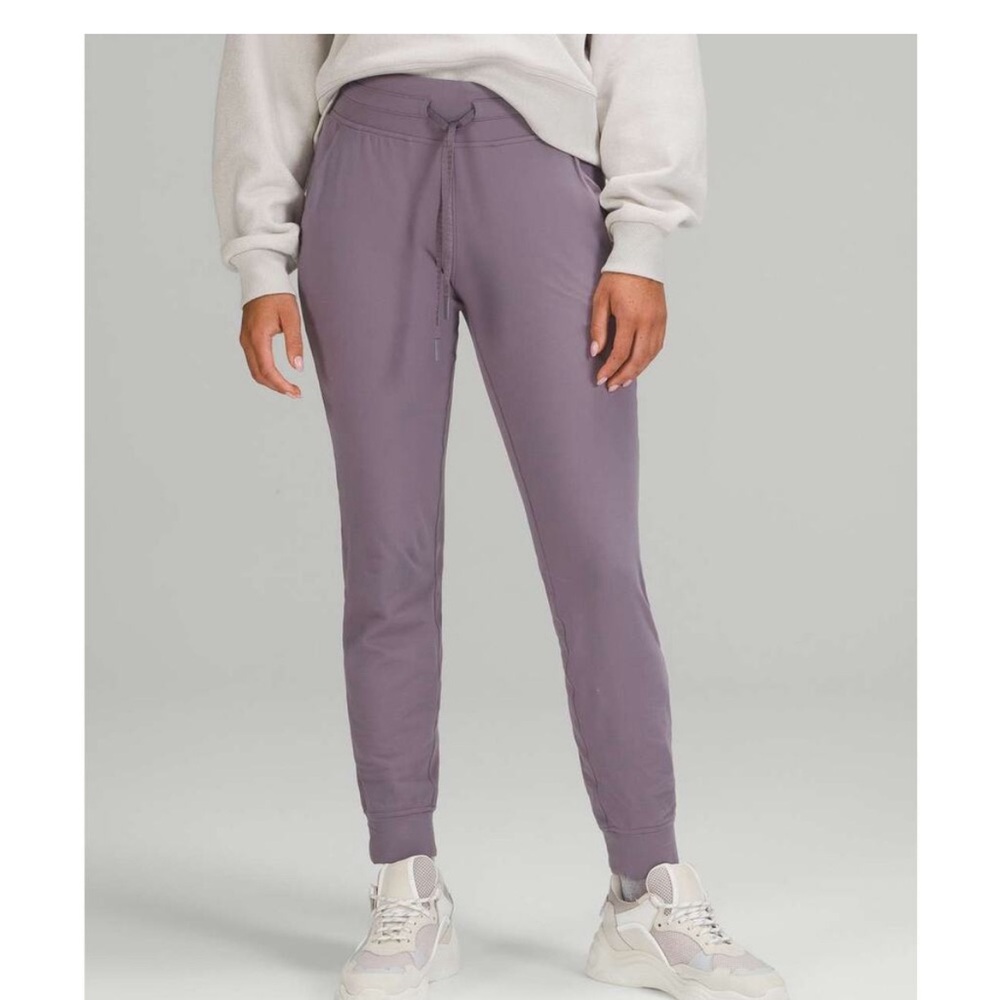 READY TO RULU LULULEMON JOGGER- Size 4, purple